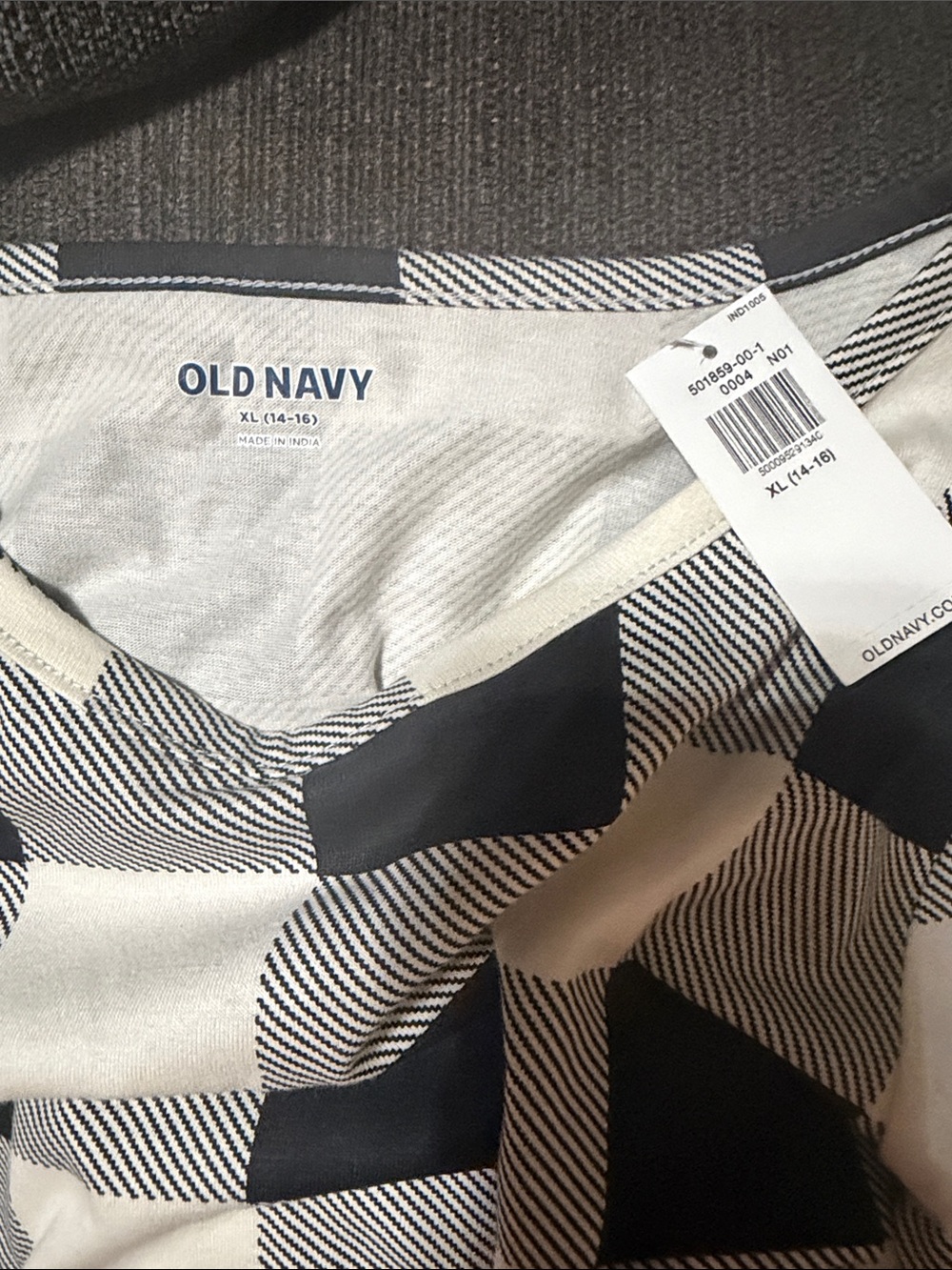 Old Navy Black and Cream Geometric Crew Top